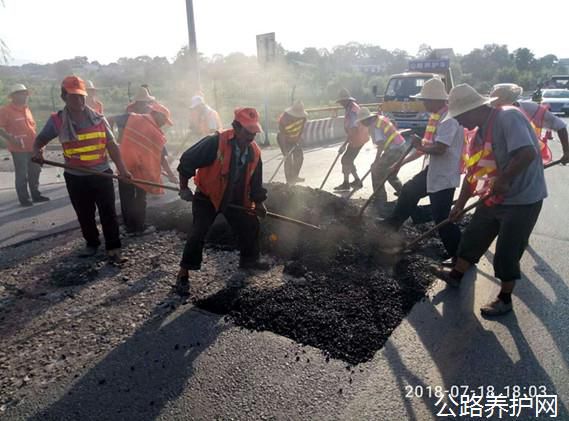 陕西：眉县公路段积极开展雨后路面病害修复工作